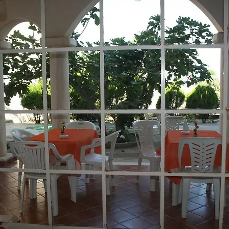 Couette-café Dora 3*