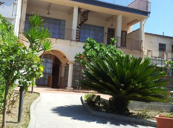 Dora לינה וארוחת בוקר 3*