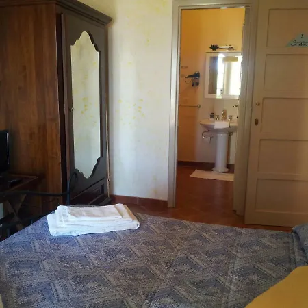 Alojamento de Acomodação e Pequeno-almoço Dora Capo dʼOrlando